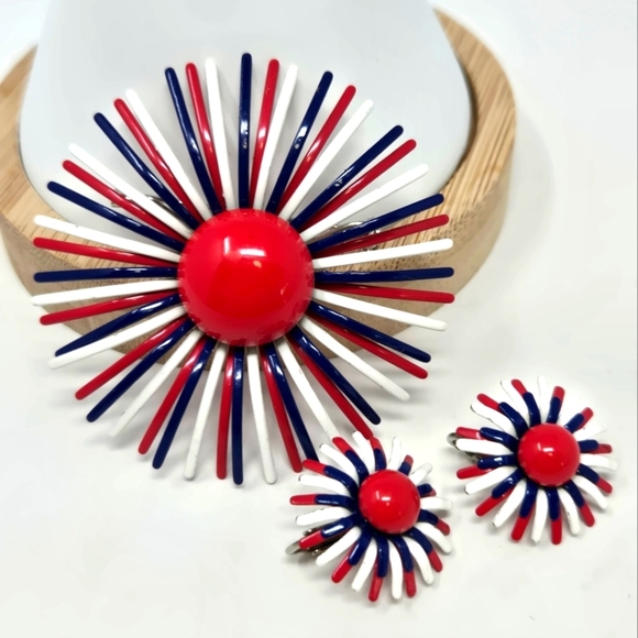VINTAGE DEMI PARURE RED WHITE & BLUE STARBURST ENAMEL BROOCH CLIP ON EARRINGS - Picture 1 of 13
